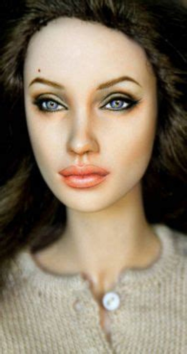 Amazingly lifelike 16″ Angelina Jolie doll goes for $3,350 on eBay