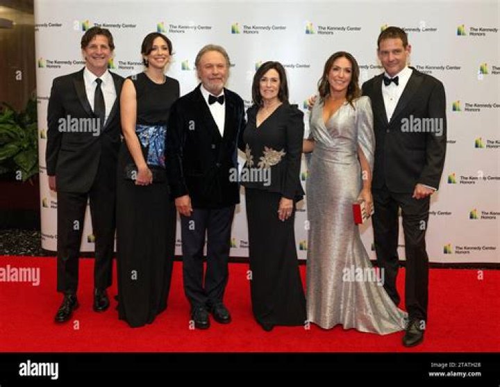 American producer and actress, Janice Crystal Shares Two Adult Daughters With Actor, Billy Crystal. Know About Their Married Life
