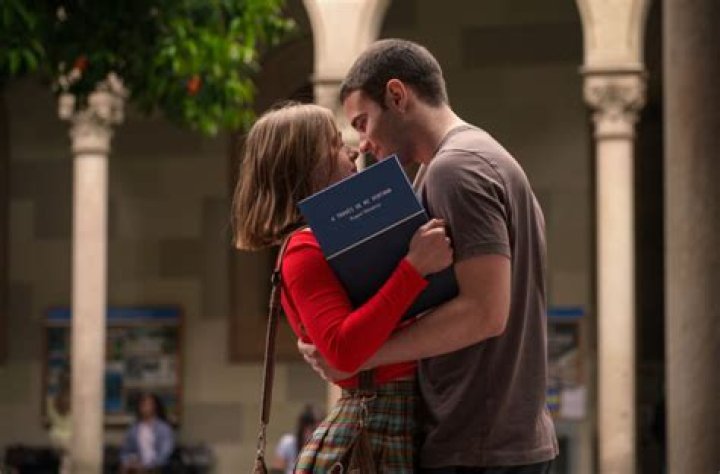 Are Through My Window stars Clara Galle and Julio Peña Fernández dating in real life?