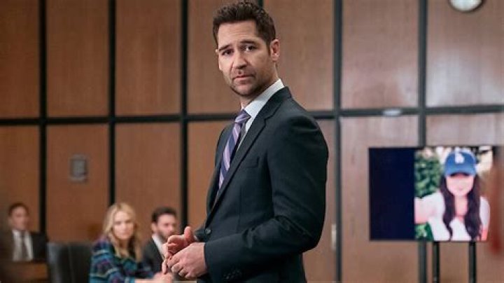Is Becki Newton pregnant in The Lincoln Lawyer season 2?