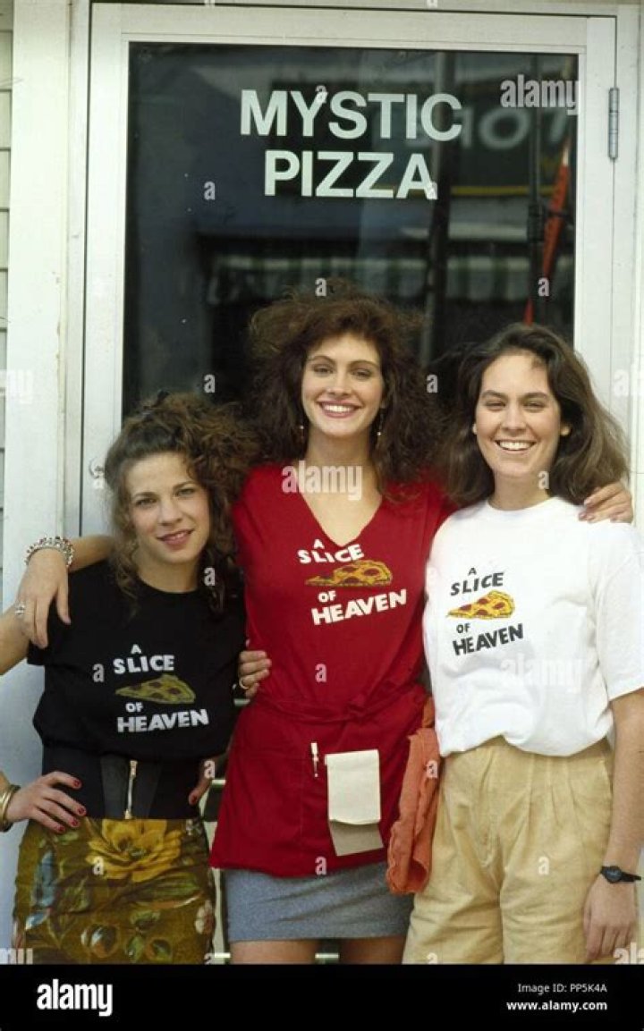 Julia Roberts, Lili Taylor & Annabeth Gish have a ‘Mystic Pizza’ reunion: amazing?