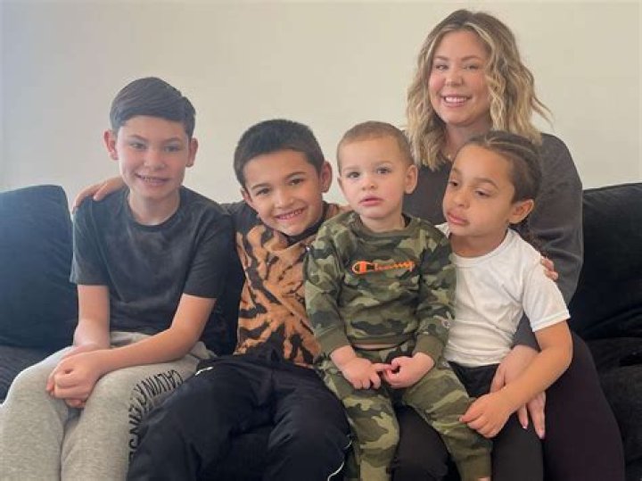 Kailyn Lowry Smiles and Closely Hugs Her Bodyguard in New Video