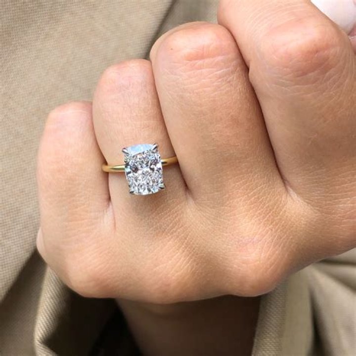 Kelly Osbourne shows off her diamond solitaire engagement ring: pretty?