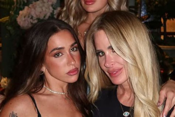 Kim Zolciak-Biermann Twins in New Photo With Daughter Ariana