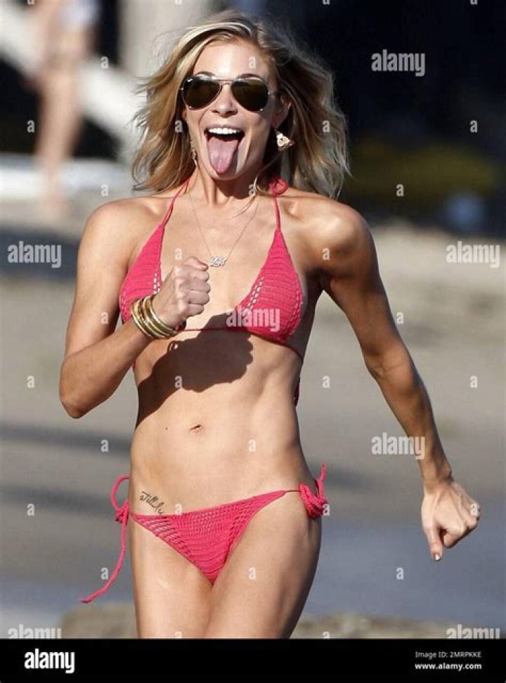 LeAnn Rimes twit-pics bikini photos, claims her bones are muscles