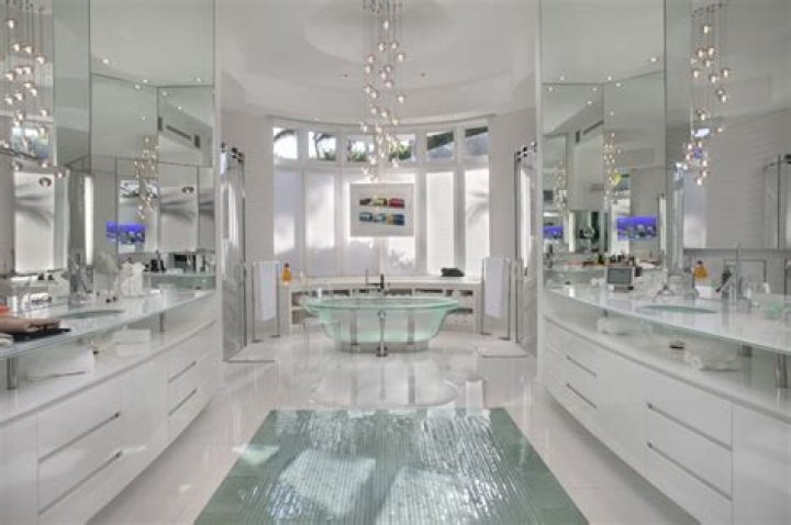 Mariah Carey doesn’t know how many bathrooms are in her home