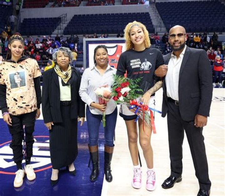 Meet Shakira Austin Parents David And Jessica, Ethnicity And Age