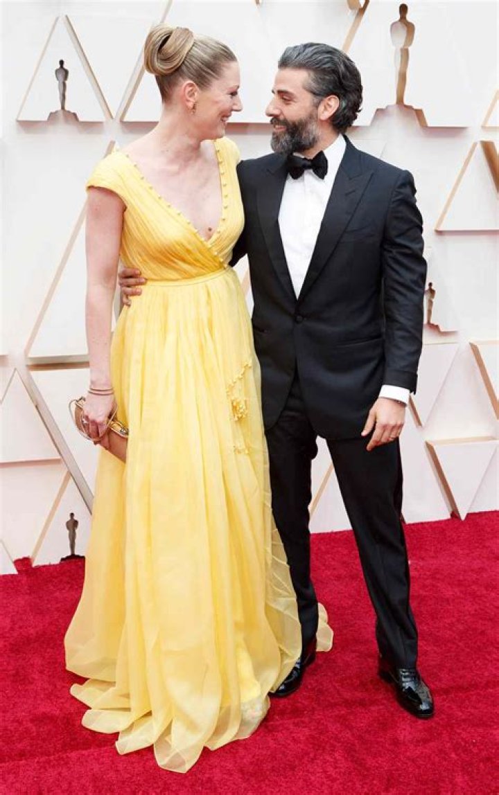 	Oscar Isaac & his girlfriend Elvira Lind are expecting their first baby	