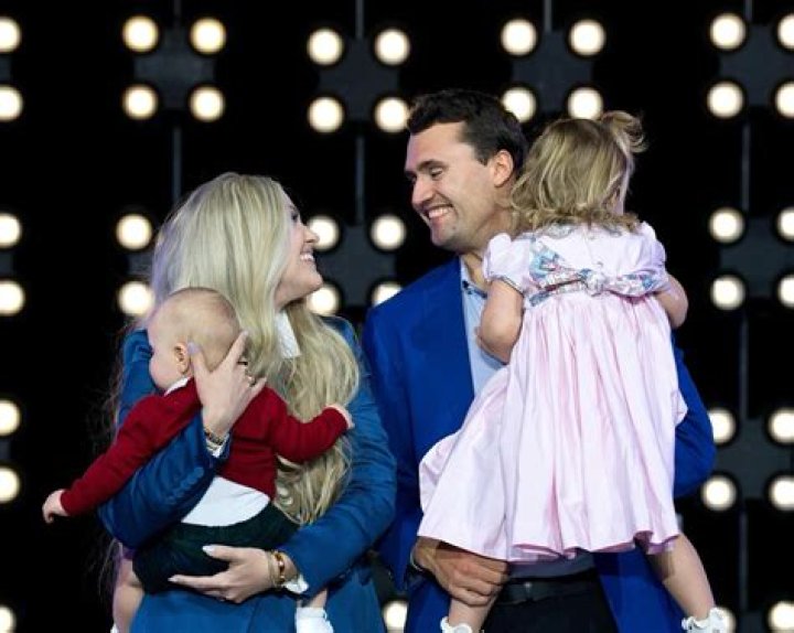 Page Six: ‘Everyone’ wants Harry Styles & Olivia to get married & have a baby